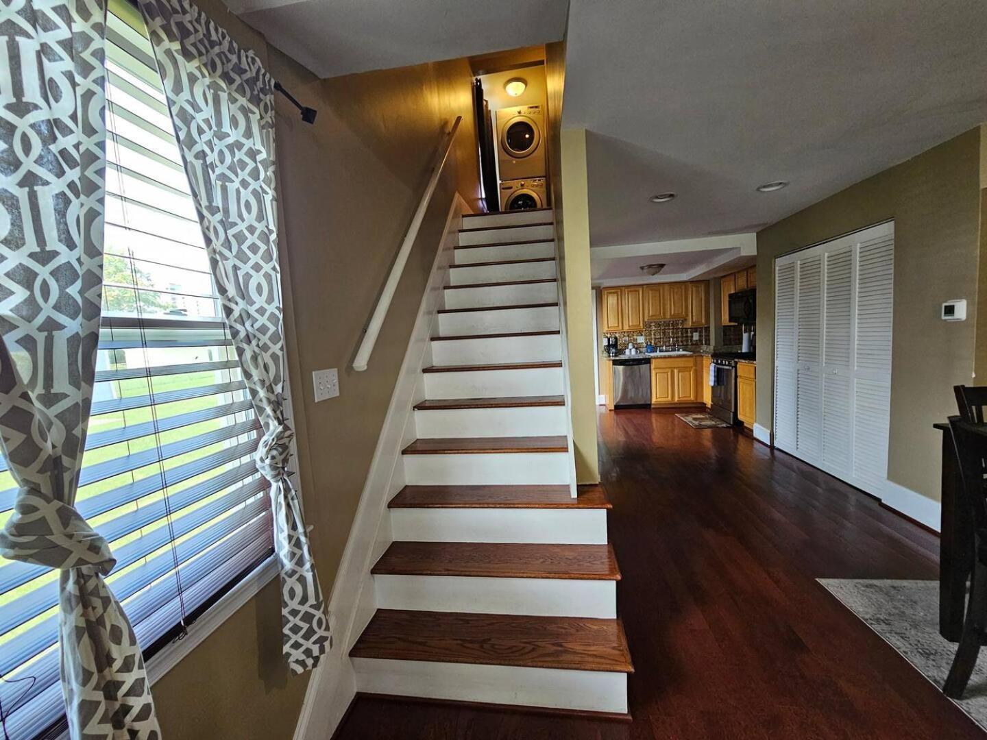 Two Story Queen Primary Towson Ngoại thất bức ảnh